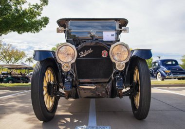 WESTLAKE, TEXAS - 15 EKİM 2022: 1915 model Packard Model 135 klasik altı klasik arabanın ön görüntüsü. 