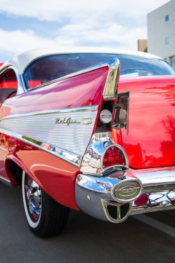 WESTLAKE, TEXAS - 15 Ekim 2022: Kuyruk yüzgeci, yakıt kapısı ve kırmızı 1957 Chevrolet Bel Air klasik arabasının stop lambası ayrıntıları. 