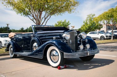 WESTLAKE, TEXAS - 15 Ekim 2022: 1933 Cadillac V16 All Weather Phaeton Fleetwood klasik otomobilinin ön tarafı. 