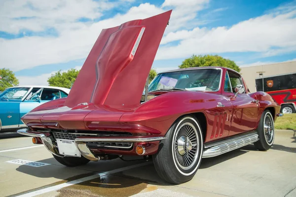 西拉克 Texas 2022年10月15日 一辆红色1966年雪佛兰Corvette 427经典汽车的前侧视图 — 图库照片