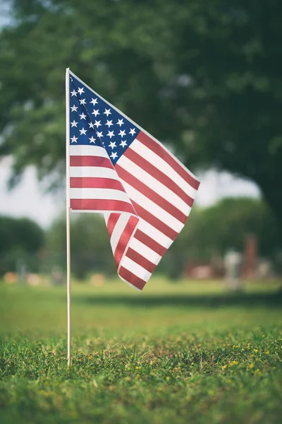 記念の日に墓地に飛び立つアメリカ国旗 — ストック写真