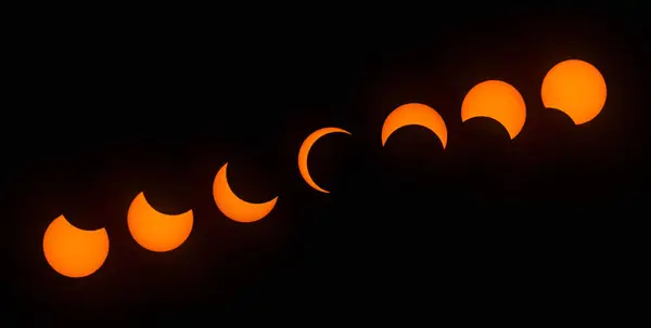 Fasi Dell Eclissi Solare Parziale Con Una Magnitudo Massimo Dell Foto Stock Royalty Free