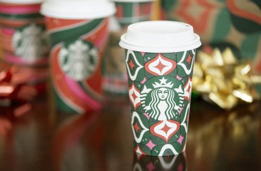 Dallas, Teksas - 4 Kasım 2023 'te Starbucks kahvesi tasarlandı. Tahta masada görüntülendi. 