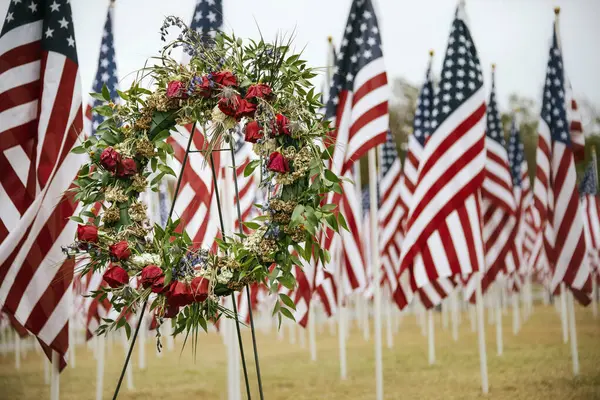 退役軍人の日に軍用リースとアメリカの旗が表示されます ストック画像