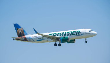 IRVING, ABD - 26 Mayıs 2024: Frontier Airlines Airbus A320-251N Dallas Fort Worth Uluslararası Havaalanına (DFW) yaklaşıyor, mavi gökyüzü.
