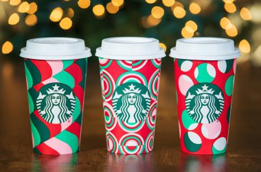 Dallas, Teksas - 14 Kasım 2024: 2024 tarihli yeni tasarlanmış tatil kupalarında bir dizi Starbucks içeceği. Tatil bokeh arkaplanı.
