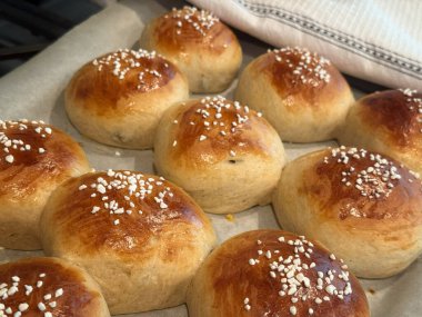 Kurabiye tepsisinde yeni pişmiş tatlı çörekler. 