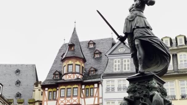 Statua Lady Justice Liberty Roemer Frankfurt Germania — Video Stock