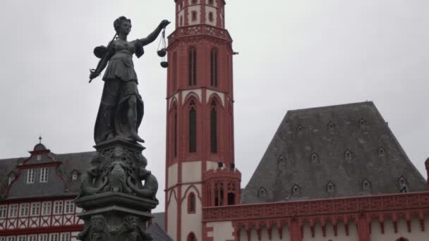 Statua Lady Justice Liberty Roemer Frankfurt Germania — Video Stock