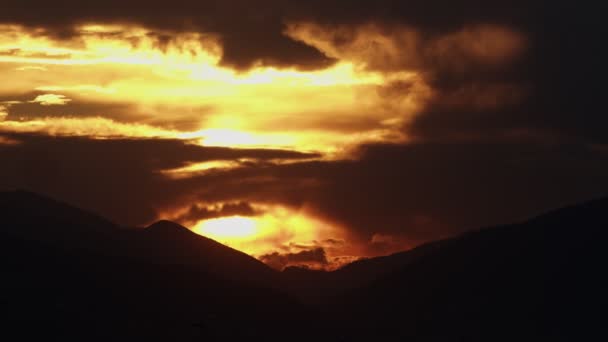 Montañas Del Atardecer Las Nubes Épicas Video — Vídeo de stock