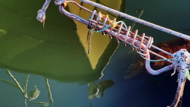 Верёвочный Катер Причале Отражении Морской Воды — стоковое видео