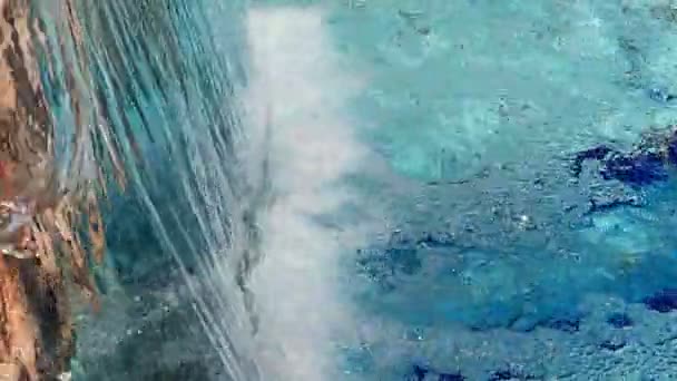 Blasen Und Wellen Der Oberfläche Reiner Wasserbecken — Stockvideo