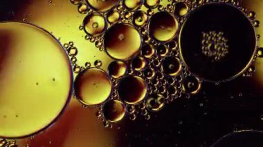 Renkli Yağ Baloncukları Su yüzeyinde Hareket Ediyor