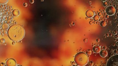 Renkli Yağ Baloncukları Su yüzeyinde Hareket Ediyor