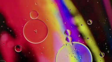 Renkli Yağ Baloncukları Su yüzeyinde Hareket Ediyor