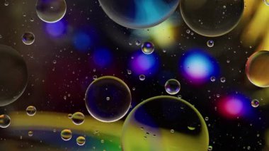 Renkli Yağ Baloncukları Su yüzeyinde Hareket Ediyor