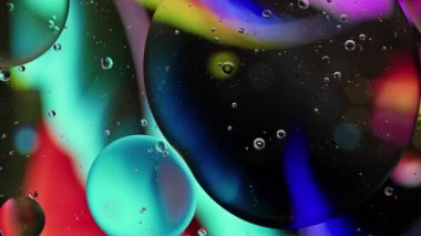 Renkli Yağ Baloncukları Su yüzeyinde Hareket Ediyor