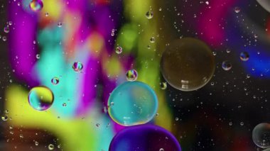 Renkli Yağ Baloncukları Su yüzeyinde Hareket Ediyor
