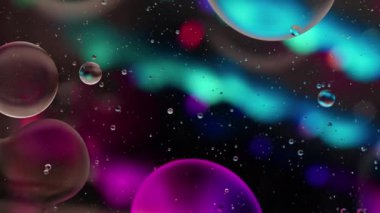 Renkli Yağ Baloncukları Su yüzeyinde Hareket Ediyor