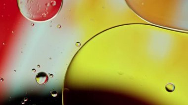 Renkli Yağ Baloncukları Su yüzeyinde Hareket Ediyor