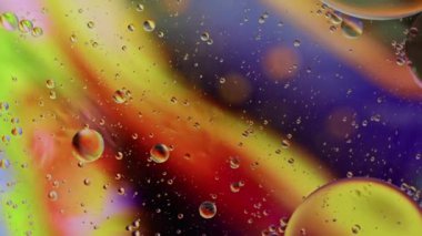 Renkli Yağ Baloncukları Su yüzeyinde Hareket Ediyor