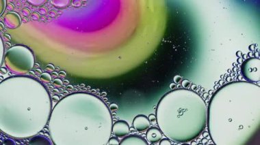 Renkli Yağ Baloncukları Su yüzeyinde Hareket Ediyor