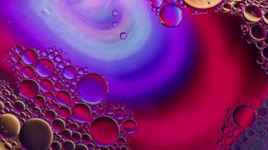 Renkli Yağ Baloncukları Su yüzeyinde Hareket Ediyor