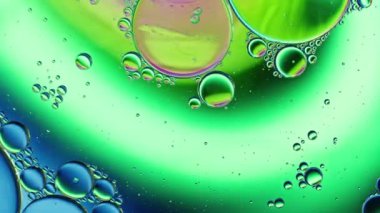 Renkli Yağ Baloncukları Su yüzeyinde Hareket Ediyor