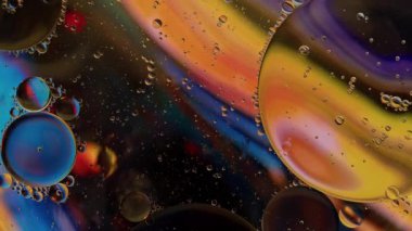 Renkli Yağ Baloncukları Su yüzeyinde Hareket Ediyor