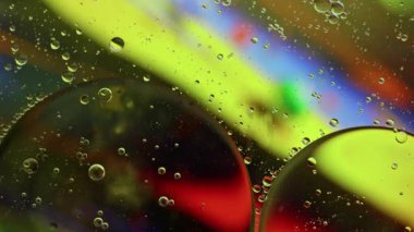 Renkli Yağ Baloncukları Su yüzeyinde Hareket Ediyor