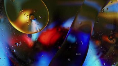 Renkli Yağ Baloncukları Su yüzeyinde Hareket Ediyor