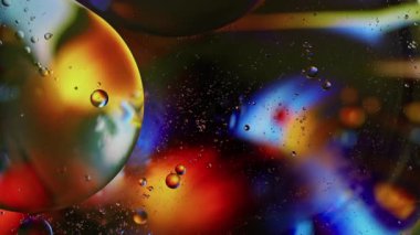 Renkli Yağ Baloncukları Su yüzeyinde Hareket Ediyor