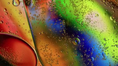 Renkli Yağ Baloncukları Su yüzeyinde Hareket Ediyor