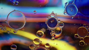 Renkli Yağ Baloncukları Su yüzeyinde Hareket Ediyor