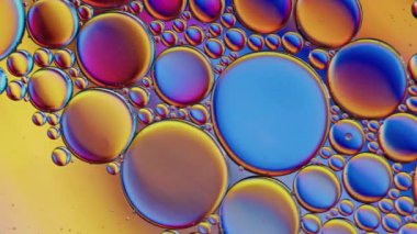 Renkli Yağ Baloncukları Su yüzeyinde Hareket Ediyor