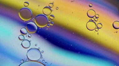 Renkli Yağ Baloncukları Su yüzeyinde Hareket Ediyor