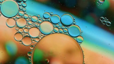 Renkli Yağ Baloncukları Su yüzeyinde Hareket Ediyor