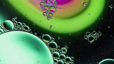 Renkli Yağ Baloncukları Su yüzeyinde Hareket Ediyor