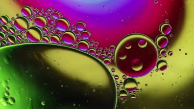 Renkli Yağ Baloncukları Su yüzeyinde Hareket Ediyor
