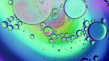 Renkli Yağ Baloncukları Su yüzeyinde Hareket Ediyor