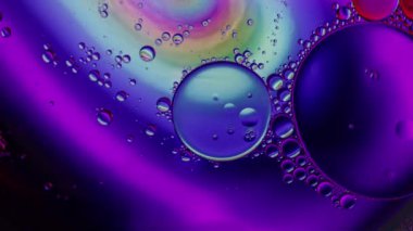 Renkli Yağ Baloncukları Su yüzeyinde Hareket Ediyor