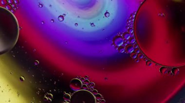 Renkli Yağ Baloncukları Su yüzeyinde Hareket Ediyor