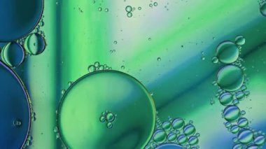 Renkli Yağ Baloncukları Su yüzeyinde Hareket Ediyor