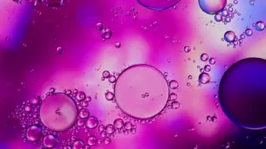 Renkli Yağ Baloncukları Su yüzeyinde Hareket Ediyor