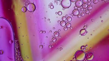 Renkli Yağ Baloncukları Su yüzeyinde Hareket Ediyor