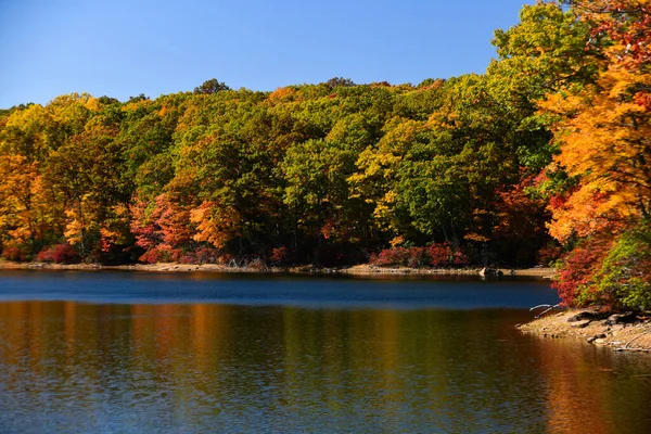 Malowniczy Jesienny Krajobraz Pięknym Jeziorem Słoneczny Dzień Park Stanowy Harriman — Zdjęcie stockowe
