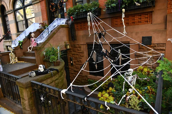 Decorações Livre Criativas Para Halloween Frente Edifício Esqueletos Aranhas Teias — Fotografia de Stock