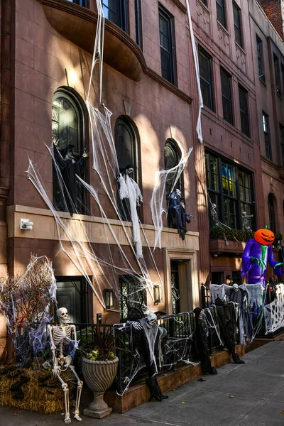 Kreatív Kültéri Dekoráció Halloweenre Csontváz Pók Háló Tök — Stock Fotó