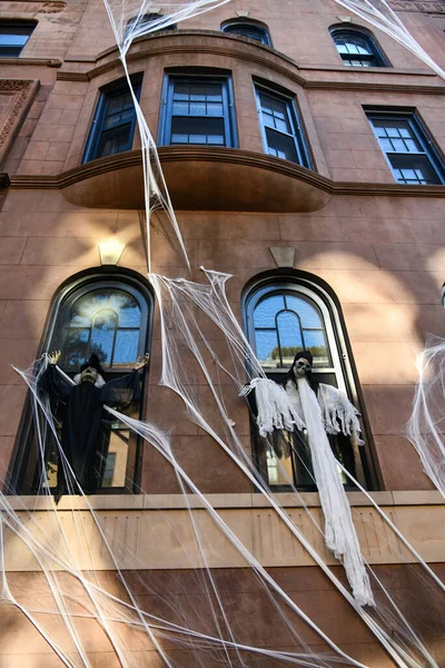 Decorações Assustadoras Halloween Livre Fora Edifício Esqueletos Monstro Bruxas Teia — Fotografia de Stock