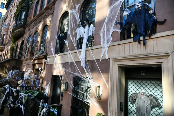 Decorações Assustadoras Halloween Livre Fora Edifício Esqueletos Monstro Bruxas Teia — Fotografia de Stock
